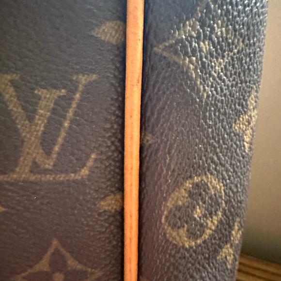 Authentic Louis Vuitton Beautiful 2009 Monogram Stressa MM with all new piping. - Picture 4 of 17